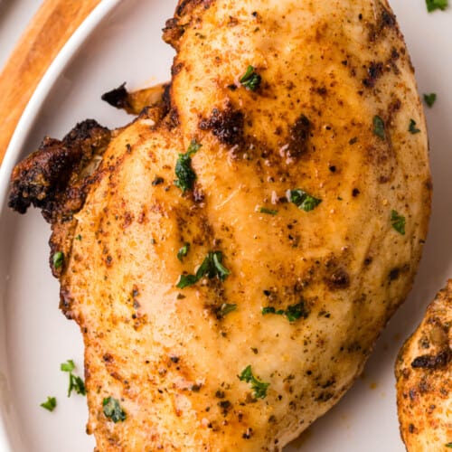 Pechuga de pollo dorada preparada en AirFryer