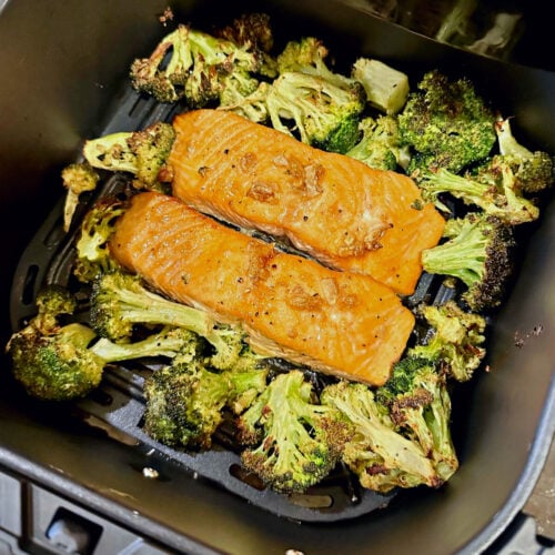 Salmón con brócoli preparado en la cesta de la AirFryer