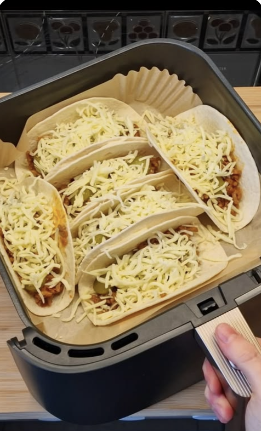 Tacos con queso preparados en la cesta de la AirFryer