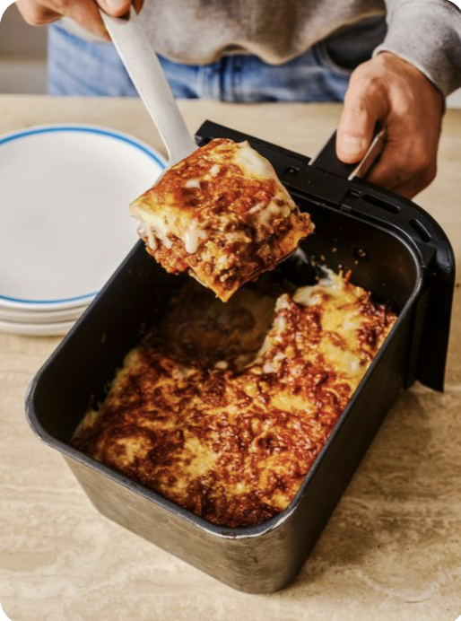 Lasaña preparada en AirFryer y servida caliente